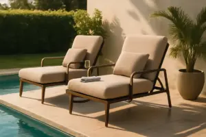 Poltrone da esterno per bordo piscina: il dettaglio che trasforma il relax in un’esperienza di lusso
