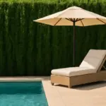 Cosa mettere vicino alla piscina per proteggersi dal caldo? La soluzione che garantisce fresco e privacy