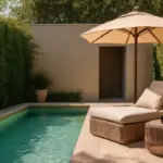 Come progettare una piscina con zona relax? Soluzioni per massimizzare comfort e privacy