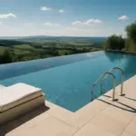 Piscina a sfioro: vantaggi, limiti e costi per chi desidera un effetto scenografico senza sorprese finali